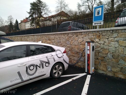 E.ON, Český Krumlov, Objížďková ul., parkoviště nad autobusovým nádražím