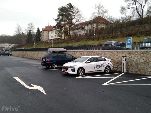E.ON, Český Krumlov, Objížďková ul., parkoviště nad autobusovým nádražím