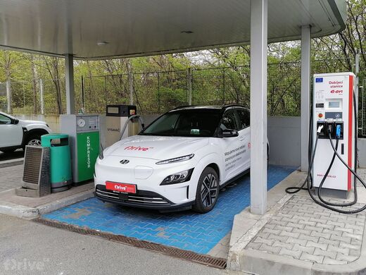 E.ON, Praha 8, Liberecká ul. (směr z centra), čerpací stanice MOL