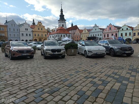 flotila vozidel zastupující redakci fDrive.cz