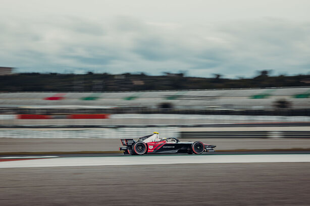 Gabriela Jílková si vyzkoušela monopost Formule E