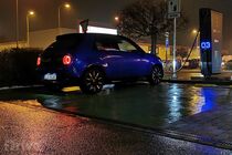 Honda e - test nabíjení v zimě