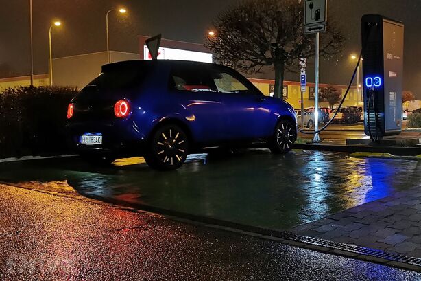 Honda e - test nabíjení v zimě