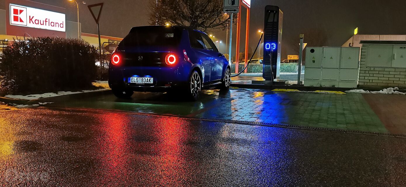 Honda e - test nabíjení v zimě
