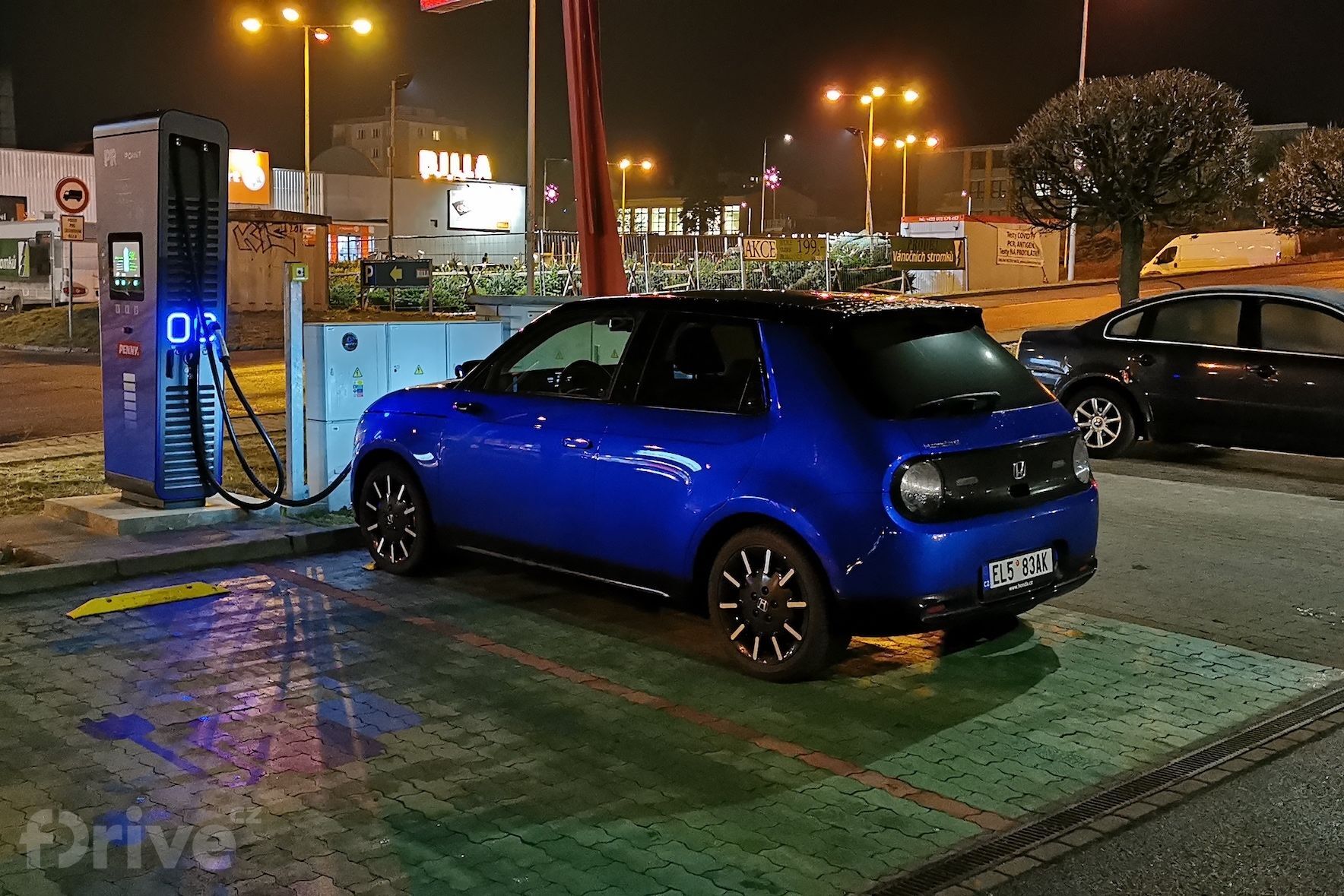 Honda e - test nabíjení v zimě