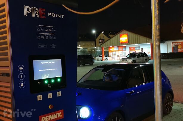 Honda e - test nabíjení v zimě