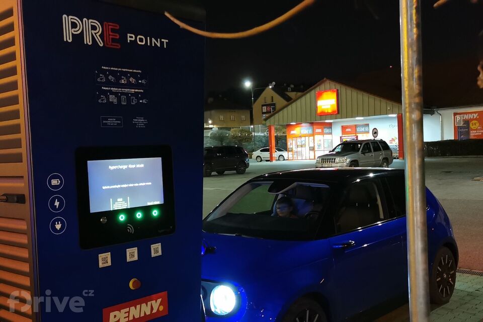 Honda e - test nabíjení v zimě