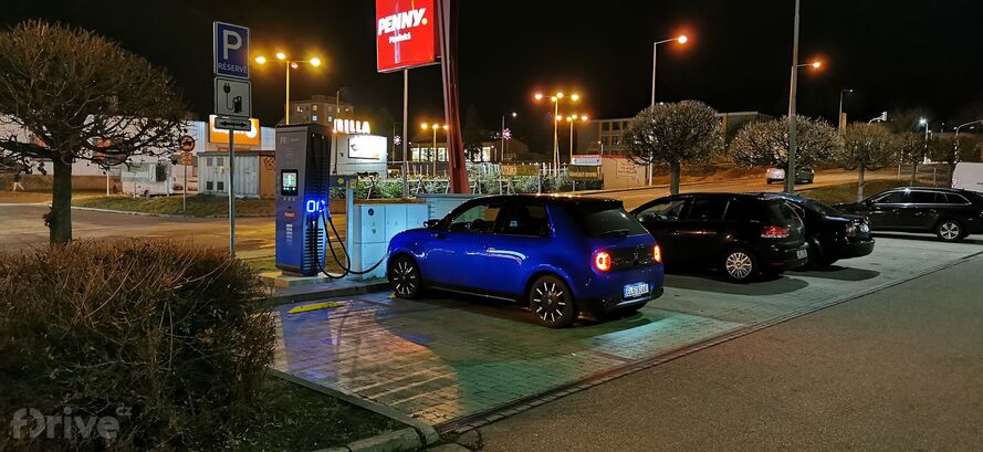 Honda e - test nabíjení v zimě