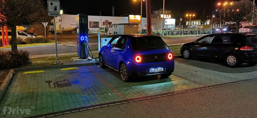 Honda e - test nabíjení v zimě