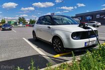 Honda e Advance na nabíjecí stanici