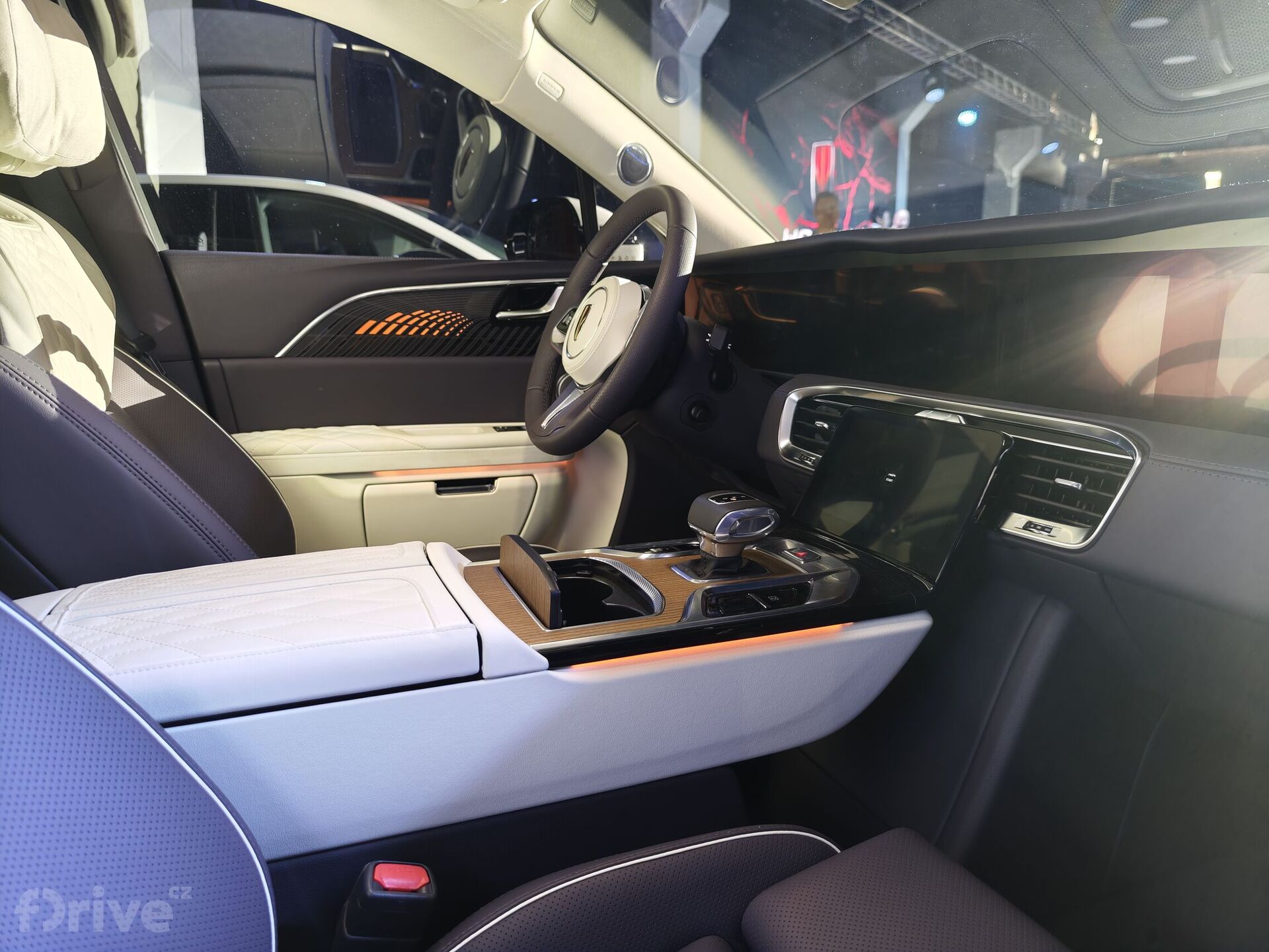 Hongqi EHS7