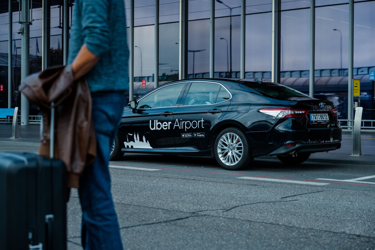 Hybridní Toyota Camry v barvách Uber Airport