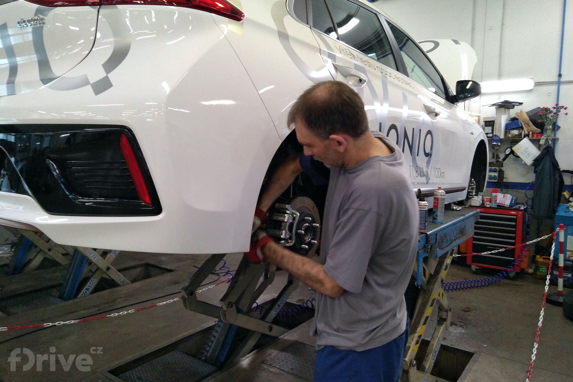 Hyundai Ioniq Electric na servisní prohlídce