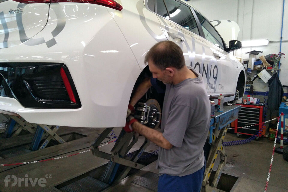 Hyundai Ioniq Electric na servisní prohlídce
