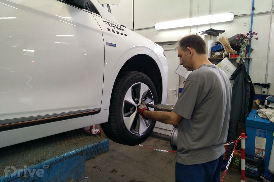 Hyundai Ioniq Electric na servisní prohlídce