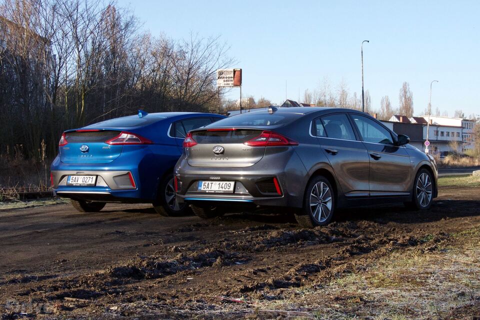 Hyundai Ioniq Electric vs. Ioniq Hybrid
