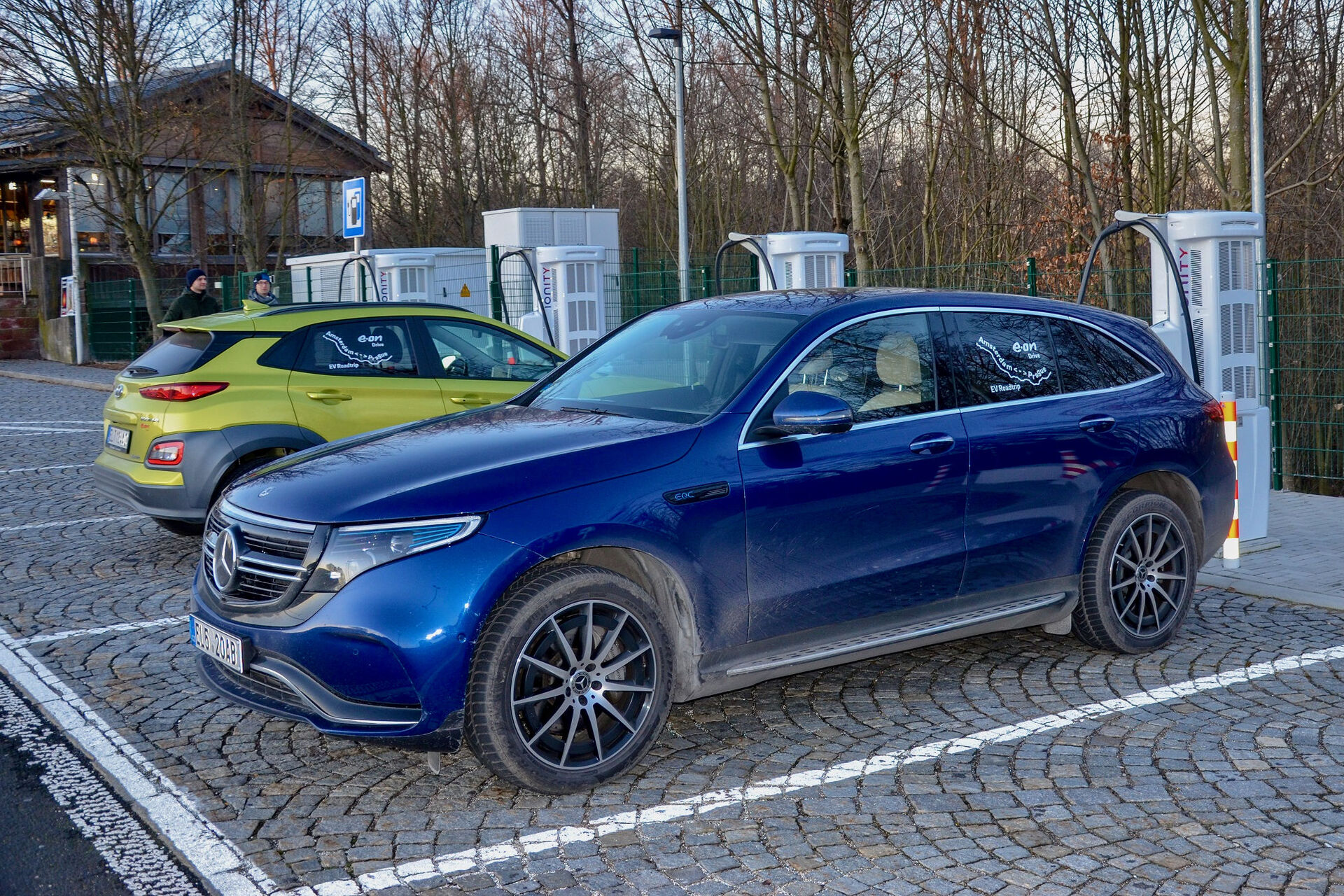 Hyundai Kona Electric a Mercedes Benz EQC