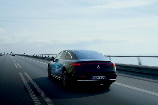 Mercedes hlásí úspěch. EQS ujel 1 205 km bez nabíjení díky pevné baterii
