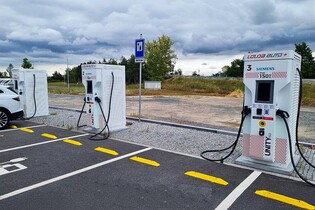 U dálnice D11 vznikl soukromý nabíjecí UFC hub pro veřejnost