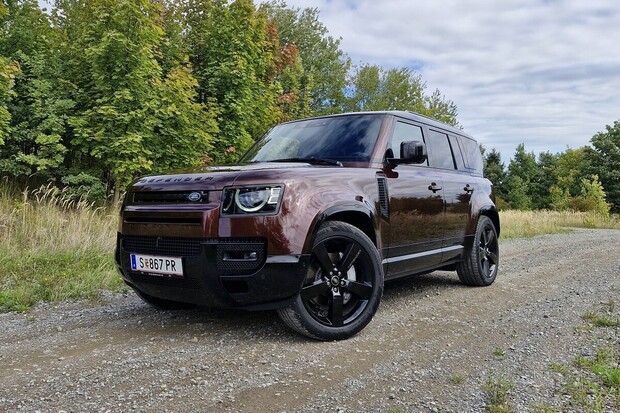 Land Rover Defender dostane další verzi. Bude menší a z části na elektřinu