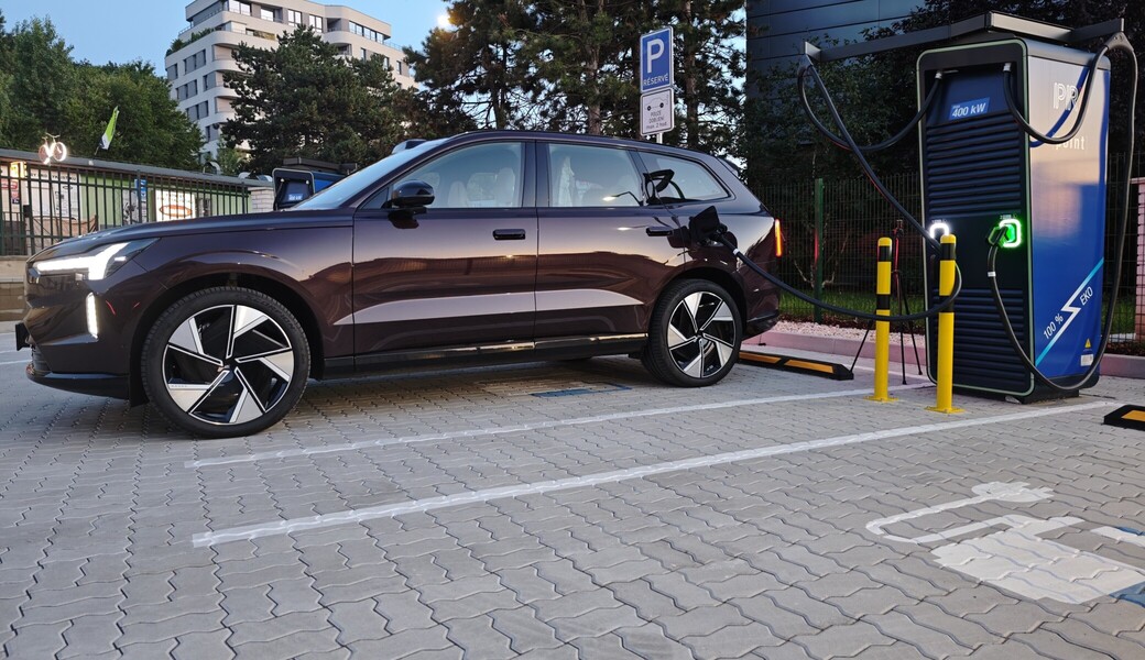 Jak rychle se nabije Volvo EX90 na 400kW nabíječce? Výsledek překvapí