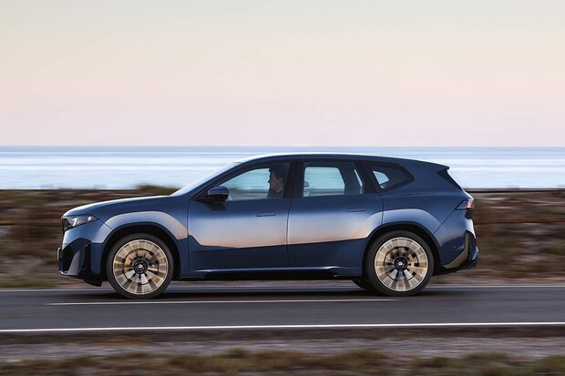 BMW iX3 už má kompletní ceník. Je libo kola za 100 tisíc?