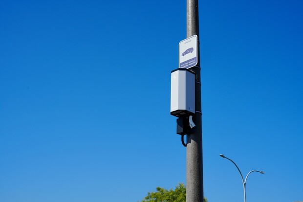 Nabíjení elektromobilů na sídlištích? Newyorský start-up přináší řešení