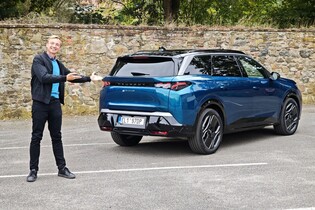 Dvoumotorák pro sedm. Jaký je Peugeot e-5008 Dual Motor?