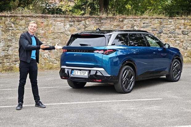 Dvoumotorák pro sedm. Jaký je Peugeot e-5008 Dual Motor?