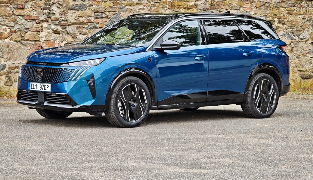 Dvoumotorák pro sedm. Jaký je Peugeot e-5008 Dual Motor?