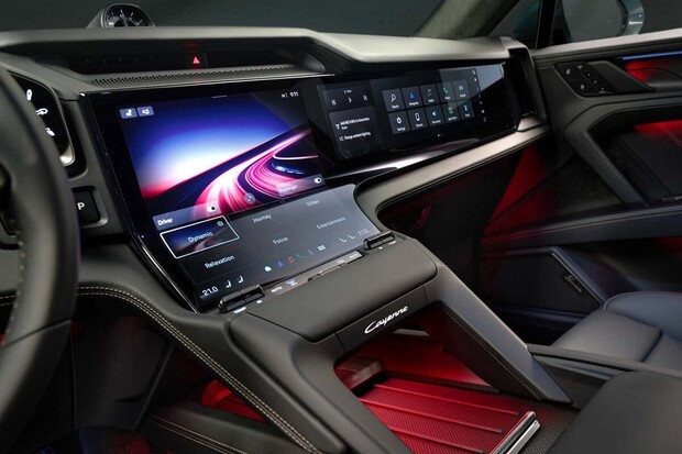 Porsche zveřejnilo první pohled do kabiny nadcházející generace modelu Cayenne