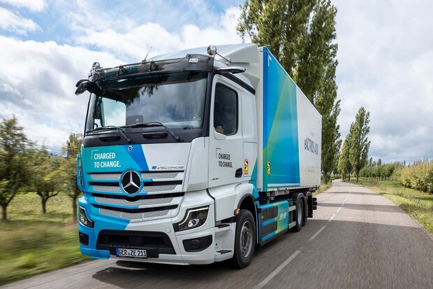 Mercedes-Benz Trucks představuje model eActros 400. Uveze dost a je nabitý výbavou