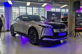 DS přivezlo do Česka svou vlajkovou loď. Je na elektřinu a překypuje luxusem