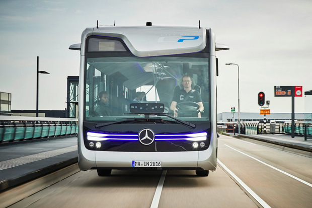 Autobus budoucnosti od Mercedesu už umí jezdit zcela sám. Navíc vypadá úchvatně