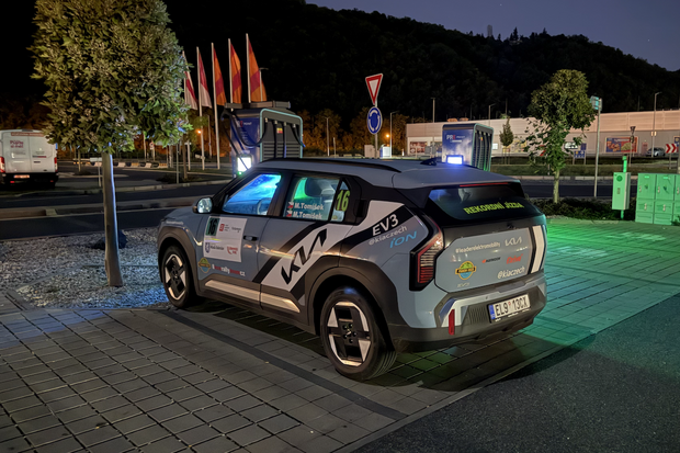 857,9 km na jedno nabití: Jak jsme s vozem Kia EV3 pokořili dva české rekordy najednou