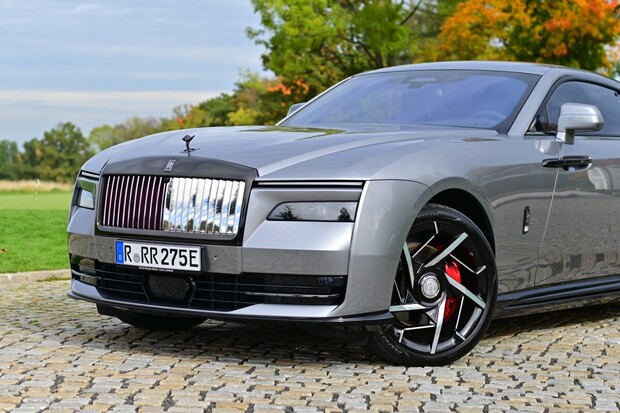 Temný luxus v redakci. Podívejte se na Rolls-Royce Spectre Black Badge