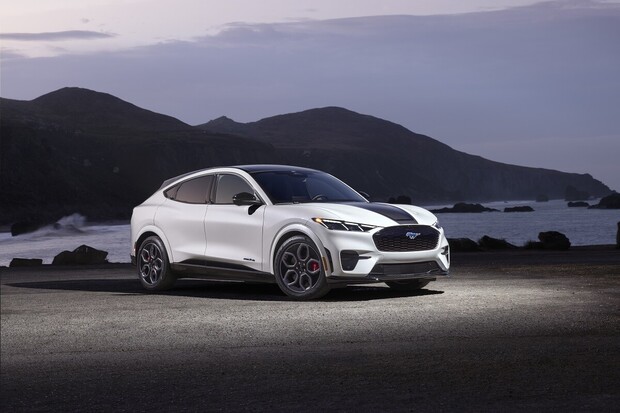 Ford představil speciální paket pro model Mustang Mach-E. Odkazuje na Kalifornii