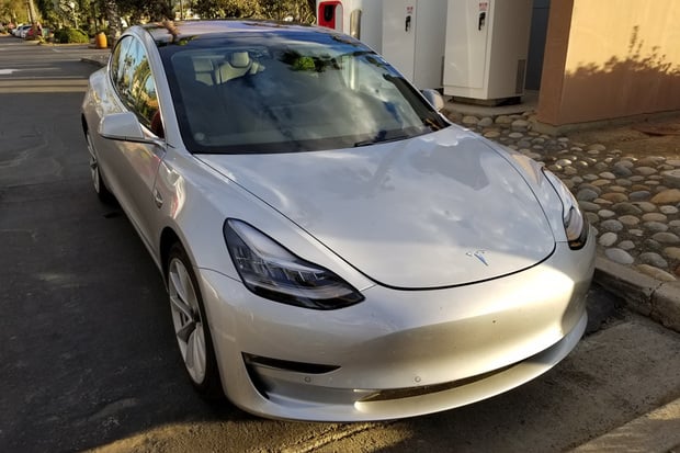 Tesla Model 3 detailně nafocen při nabíjení. Zpracování budí pochybnosti