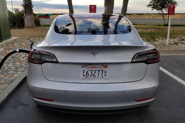 Volvo srazilo hodnotu automobilky Tesla o 10 miliard dolarů