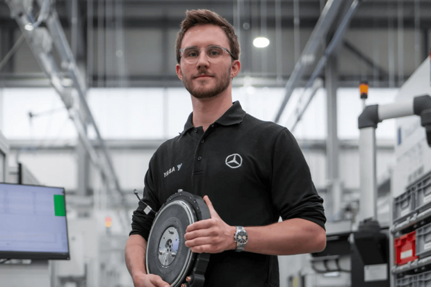 Britská YASA vyrobila elektromotor, který má přes 1 000 koní a váží jen 12,7 kg