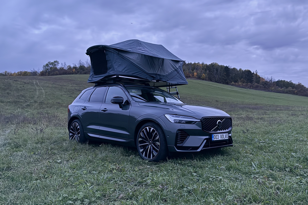 Volvo XC60 T8 se střešním stanem Thule