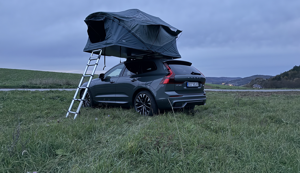 Volvo XC60 T8 se střešním stanem Thule