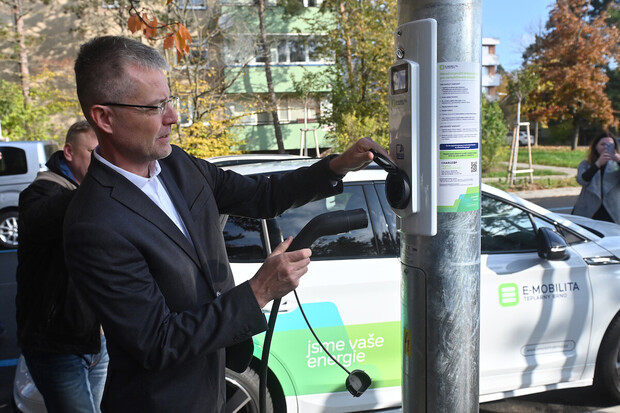 Brno má český unikát: nabíjecí stanici integrovanou v pouliční lampě