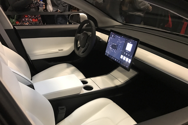 V Modelu 3 jednou páčkou zařadíte i zapnete autopilota