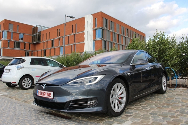 Kolik Tesla Model S zvládne ujet na jedno nabití, pokud se opravdu snažíte?