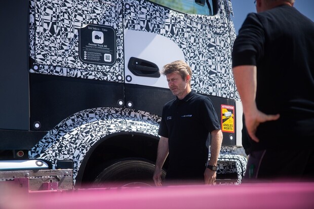 Mercedes schválně naboural elektrický kamion. Co se stalo s baterií?