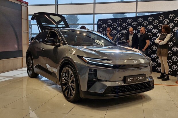 Na český trh dorazila nová Toyota C-HR+. Známe ceny, výbavy a termín dodání