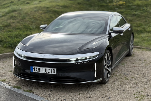 Jak daleko ujede po dálnici exkluzivní elektrický křižník Lucid Air Grand Touring?