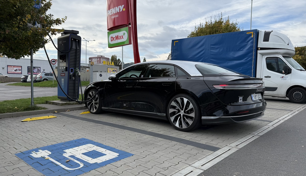 Jak daleko ujede po dálnici exkluzivní elektrický křižník Lucid Air Grand Touring?