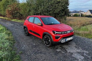 Dacia uvádí podstatná vylepšení pro model Spring. Doslova se vykoupal v živé vodě